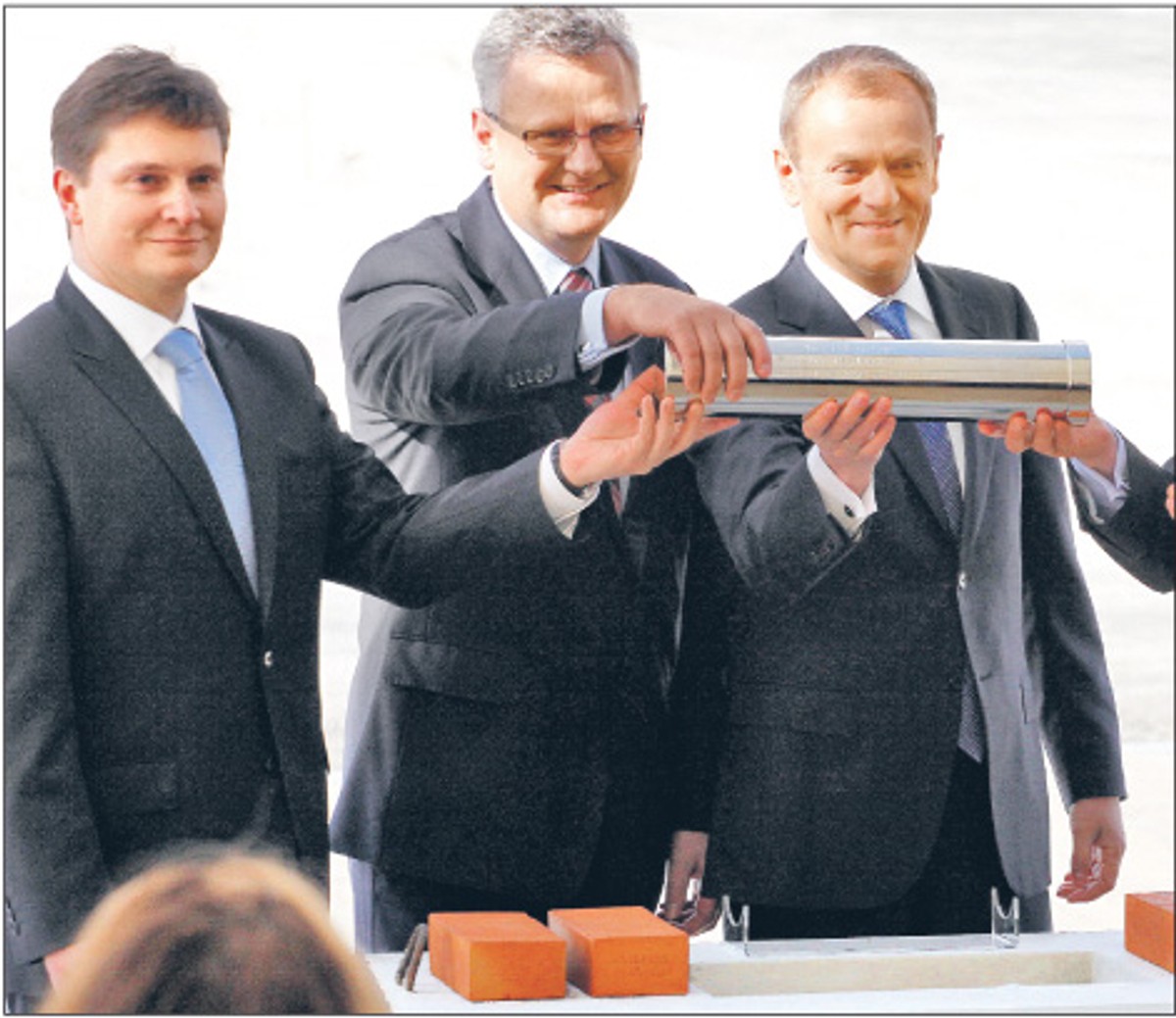Zbigniew Rapciak, prezes polskiego LNG, minister skarbu Aleksander Grad, premier Donald Tusk w Świnoujściu Fot. Jerzy Undro/PAP