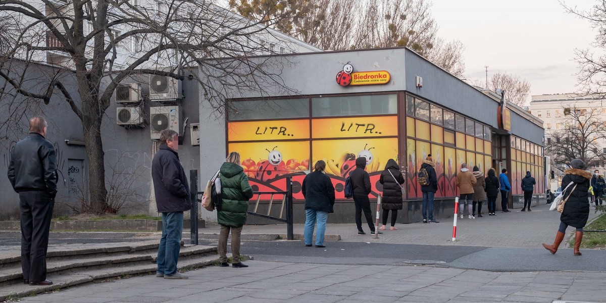 Aktualne obostrzenia, zaostrzające między innymi limity osób, które mogą przebywać w sklepie, obowiązują do 9 kwietnia.