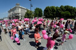 Ulicami Warszawy po raz 18. przeszedł Marsz Różowej Wstążki