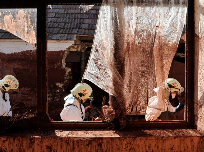 Czerwony szlam zalewa Węgry