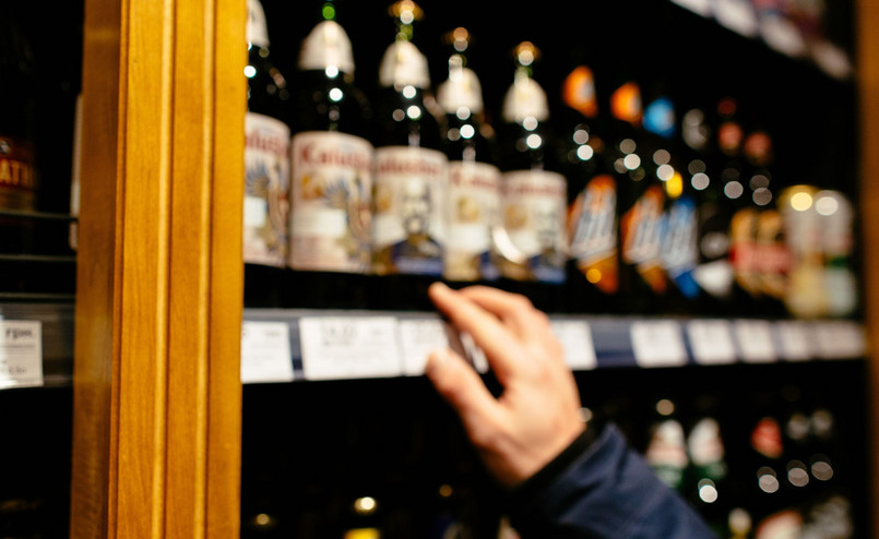 O 5 tys. zmniejszyła się w ubiegłym roku liczba punktów sprzedaży wódki i innych wyrobów spirytusowych oraz wina i piwa