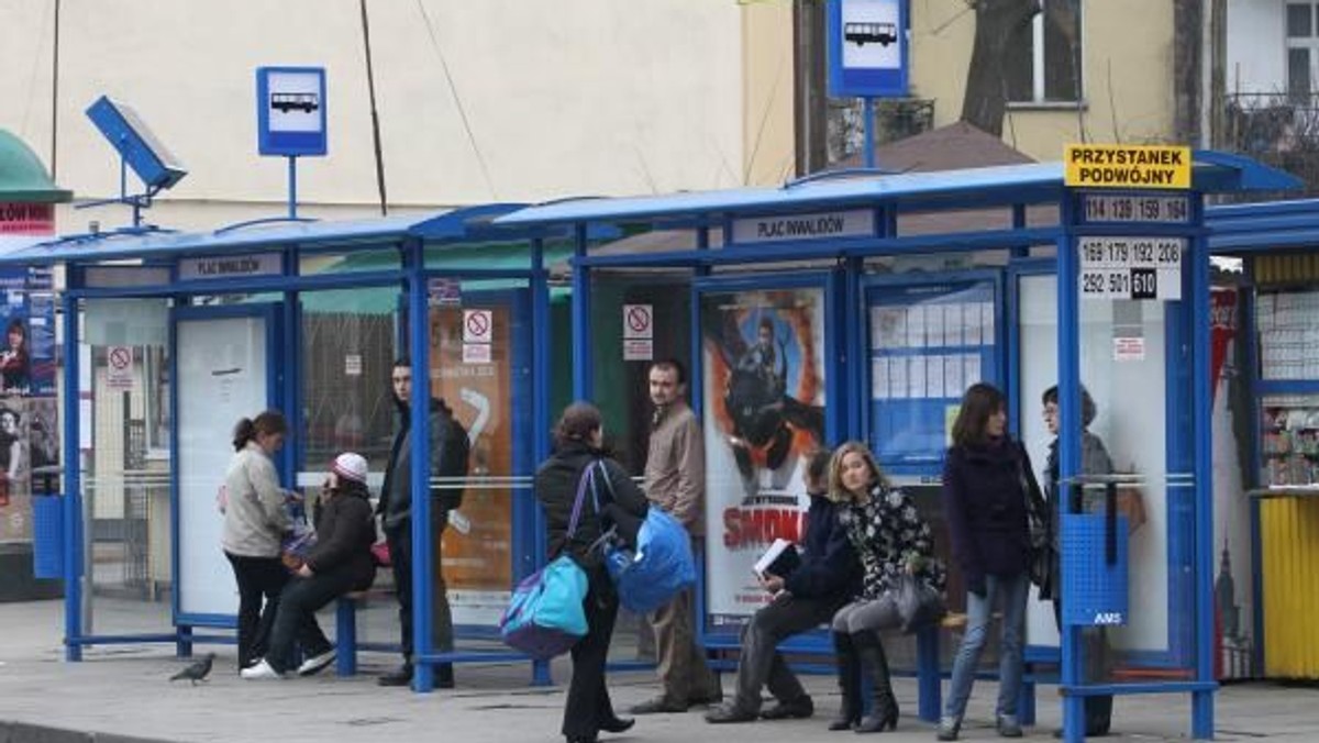 "Polska Gazeta Krakowska": Pasażerowie, którzy dojeżdżają z Niepołomic do Nowej Huty, wreszcie doczekali się zmian w trasie aglomeracyjnego autobusu nr 211. Od 1 października tego roku ostatnim przystankiem tej linii nie będzie "Pleszów" tylko "Kombinat".