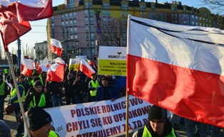 Rolnicy jadący na protest w Warszawie utknęli w korkach