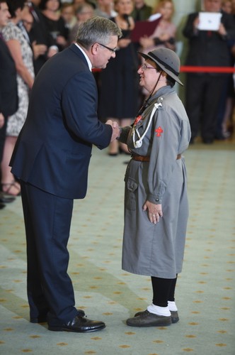 Prezydent Bronisław Komorowski odznaczył przewodniczącą Związku Harcerstwa Rzeczypospolitej hm. Ewę Borkowską-Pastwę Krzyżem Oficerskim Orderu Odrodzenia Polski