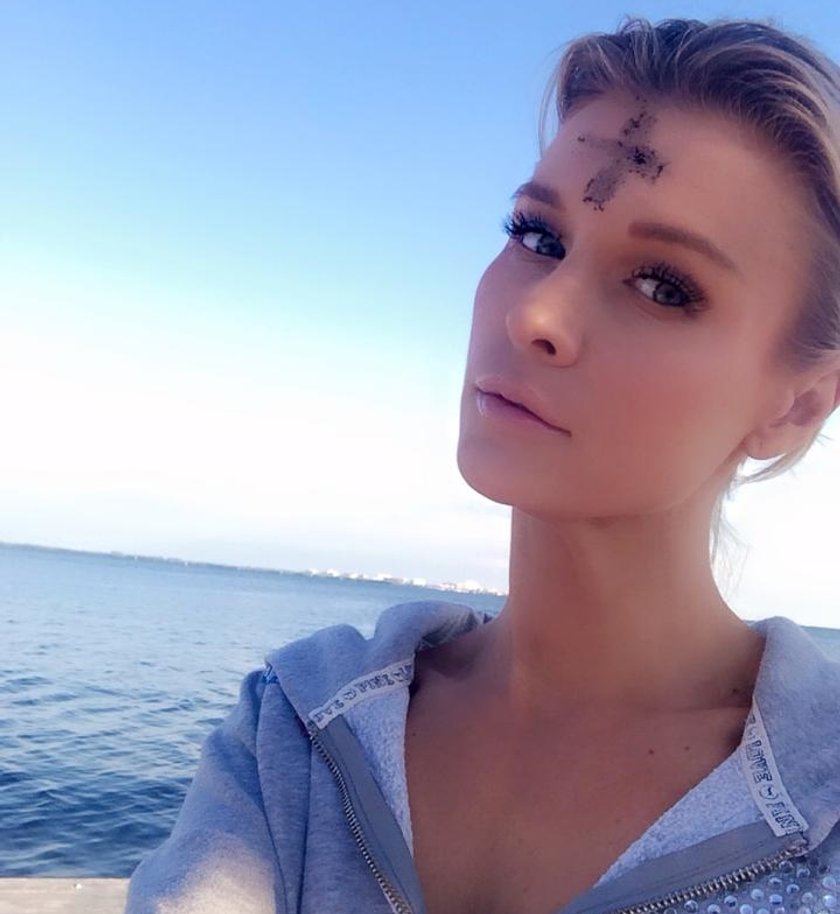 Joanna Krupa z krzyżem na czole