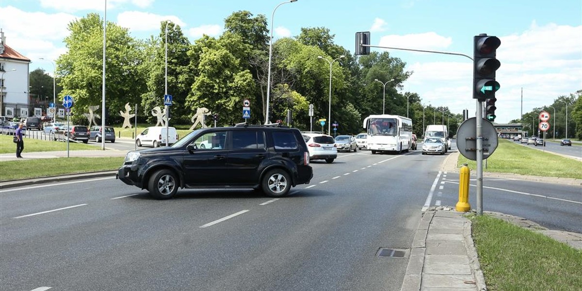 Jest zakaz zawracania chociaz mieszkańcy i tak są zmuszeni to robić