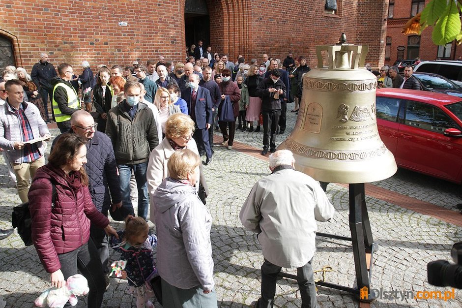 Przed olsztyńską katedrą stanął dzwon, który ma być ''głosem nienarodzonych'' 