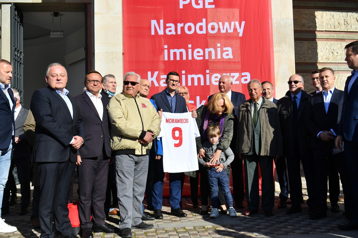Od lewej: Prezes Zarządu PGE SA Wojciech Dąbrowski, poseł PiS Marek Matuszewski, Dariusz Górski - syn Kazimierza Górskiego, trener Andrzej Strejlau, premier Mateusz Morawiecki oraz były bramkarz reprezentacji Polski Jan Tomaszewski podczas uroczystości nadania PGE Stadionowi Narodowemu w Warszawie imienia Kazimierza Górskiego, legendarnego selekcjonera reprezentacji Polski w piłce nożnej
