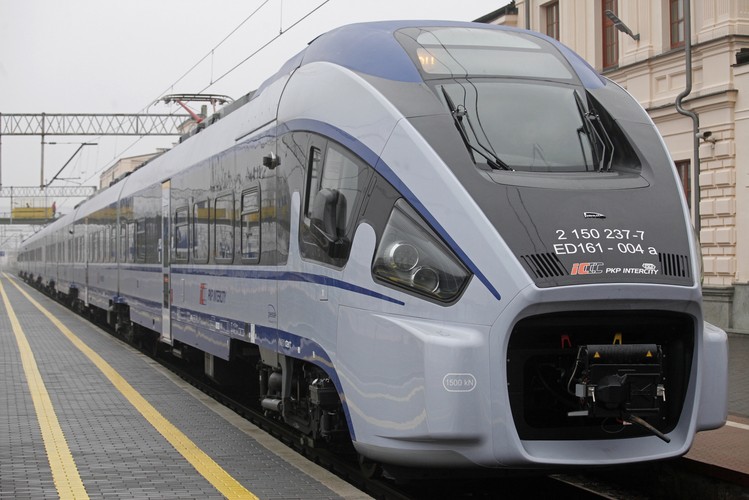 Darty, określane czasem jako 'polskie Pendolino', posiadają 352 miejsca siedzące; 292 w drugiej klasie i 60 w pierwszej. Pociąg ma długość 153 metry, waży ok. 280 ton i może rozwijać prędkość 200 km/h.<br><br>(cat) PAP/Artur Reszko