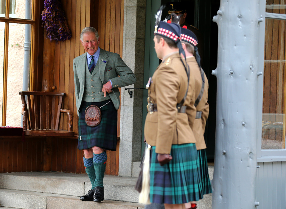 2012: Książę Karol wychodzi z posiadłości Birkhall