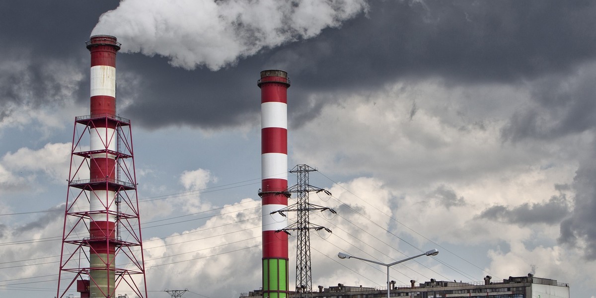 Przekazanie bloku nastąpi w ciągu 56 miesięcy od momentu wydania polecenia rozpoczęcia prac. W połowie października na placu budowy elektrowni rozpoczęły się prace przygotowawcze. Wartość inwestycji szacowana jest na około 6 mld zł brutto