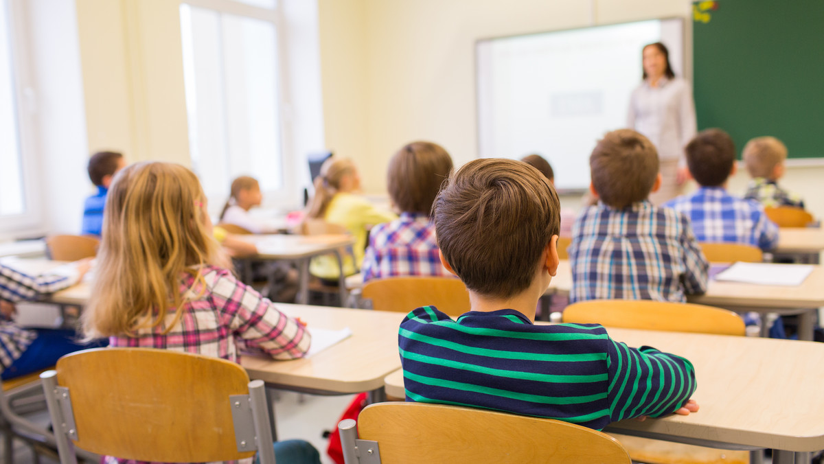 Radni PiS zaatakowali dziś wiceprezydenta miasta Tomasz Trelę, który w Łodzi odpowiada za edukację. Zdaniem opozycji, jako głośny krytyk rządowej reformy, Trela nie jest odpowiednią osobą do wdrażania zmian. Wiceprezydent odpowiada: "PiS dostał rozkaz z Nowogrodzkiej, by atakować samorządy". - To, co proponują władze miasta, skutkować będzie tym, że uczniowie zostaną zmuszeni do nauki na dwie zmiany - ocenia z kolei radny PiS Zalewski.