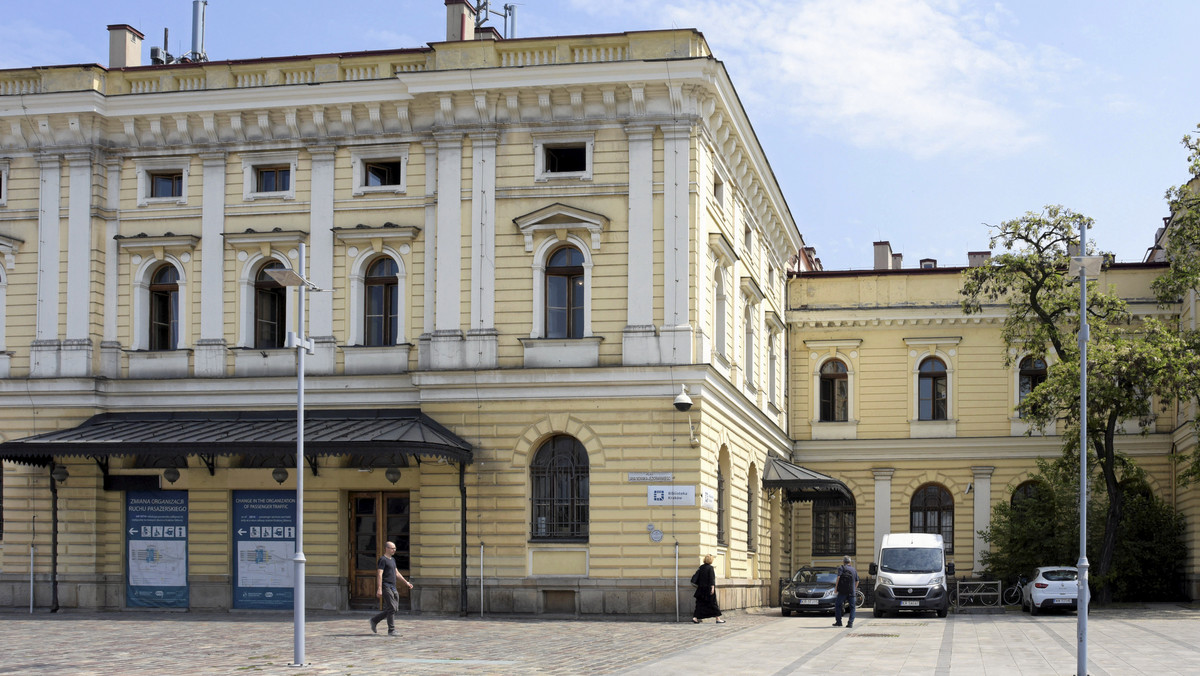 Paradą 13 lokomotyw – historycznych i współczesnych rozpoczął się w Krakowie Dzień Transportu. Parada lokomotyw przyciągnęła na Dworzec Główny nie tylko rodziny z małymi dziećmi, ale także miłośników kolei, którzy fotografowali zarówno dawny tabor, jak i ten najnowocześniejszy m.in. najnowszy produkt bydgoskiej PESY – pociąg Dart.