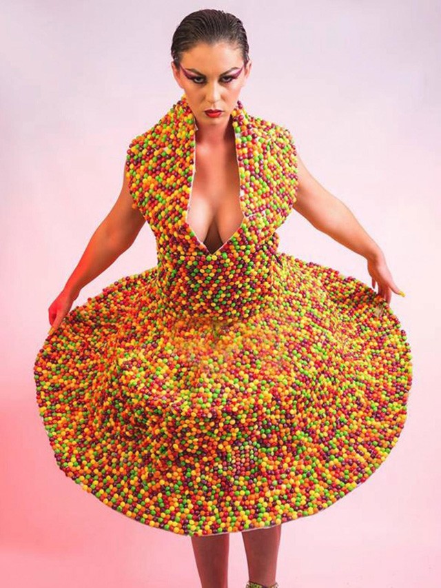 sarah louise bryan, divattervező, bizarr ruha, ruha emberi hajból, haj, szőrzet