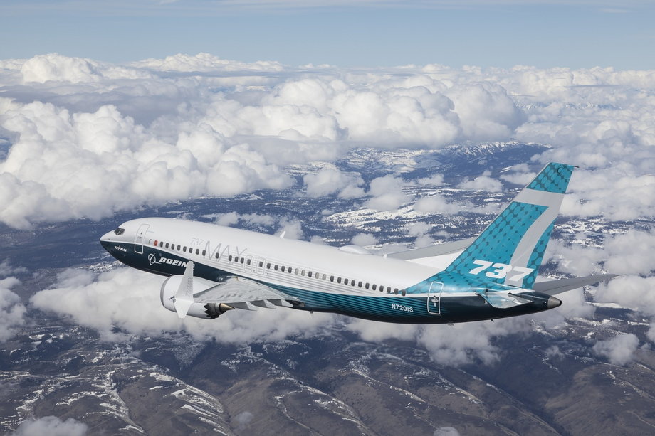 Boeing 737 MAX to najmłodsza generacja samolotu produkowanego w wielu wersjach od ponad 50 lat. Stał się najpopularniejszym wąskokadłubowym odrzutowcem na świecie. MAX miał zapewnić jeszcze lepsze osiągi, być bardziej oszczędny pod względem zużycia paliwa i komfortowy dla pasażerów