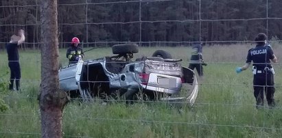 Horror na drodze. Opel dachował kilkadziesiąt metrów. Zginęły dwie osoby