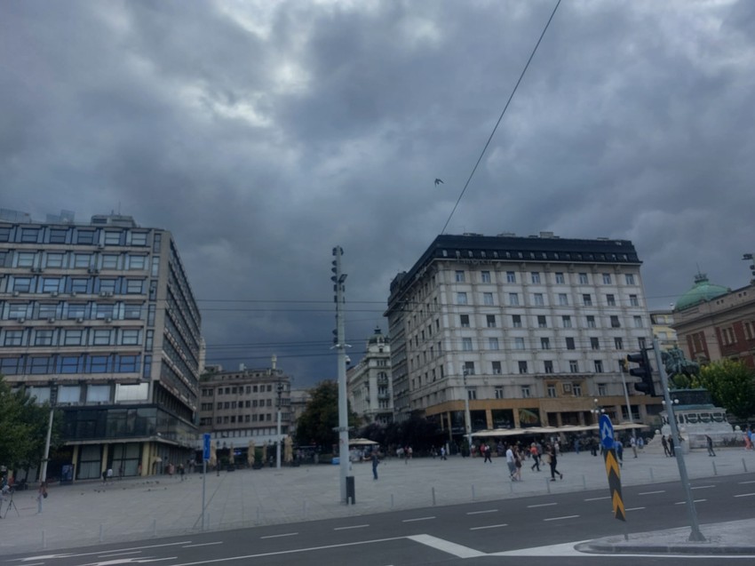 Crno nebo nad Beogradom, Trg Republike