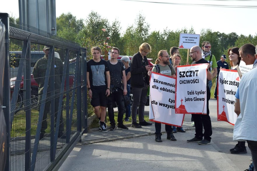 Pikieta pod siedzibą dyrekcji Świętokrzyskiego Parku Narodowego. Działacze nie zostali wpuszczeni do środka fot. 