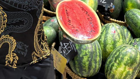 Čitateľ Richard ukázal koľko stojí melón v Albánsku. 