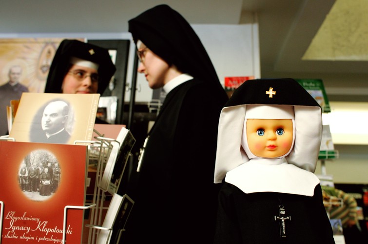 Księża i zakonnice poznali nowe kanony w świecie sutann, biretów i komży