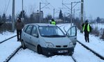 O włos od tragedii! Pijany taksówkarz jechał po torach