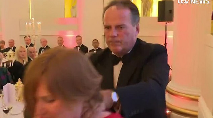 Mark Field brit miniszter a nyakánál fogva dobott ki egy környezetvédő hölgyet