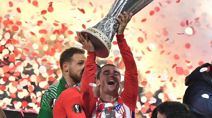 Antoine Griezmann öröme:
egy nagy kupadöntő után végre magasba emelhette a trófeát / Fotó: AFP