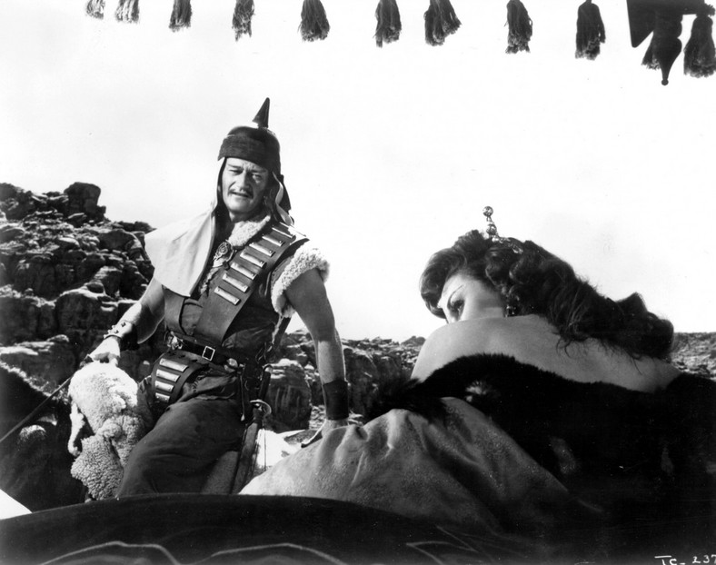 Susan Hayward i John Wayne w filmie "Zdobywca"
