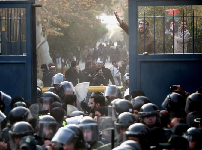 Irańscy studenci  szturmują ambasadę Wielkiej Brytanii w Teheranie