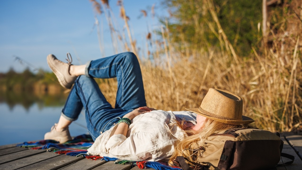 Dlaczego po drzemce czasami można czuć się gorzej niż przed? Lekarze wyjaśniają
