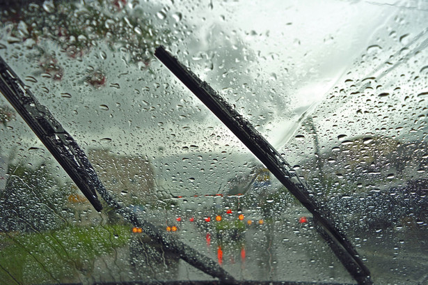 Alert RCB ostrzega: gwałtowne burze z gradem i silny wiatr. Czy uderzenie pioruna w samochód jest niebezpieczne? Co grozi pasażerom?
