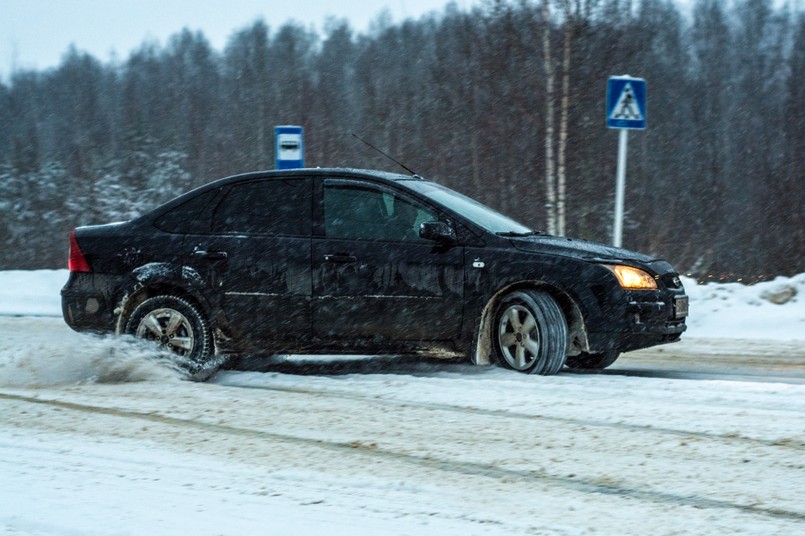 Poślizg podsterowny i nadsterowny