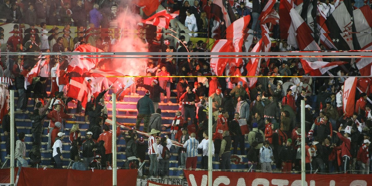 Kibice Estudiantes chamstwem dorównywali piłkarzom tego klubu. Na piłkarzy Milanu wylewali gorącą kawę.