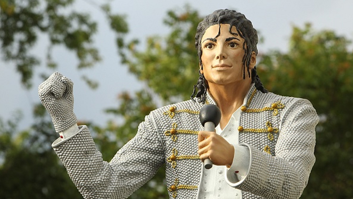 Pomnik Michela Jacksona został usunięty z National Football Museum w Manchesterze - podają angielskie media. Decyzja zapadła w związku z oskarżeniami o pedofilię pod adresem amerykańskiego piosenkarza. 