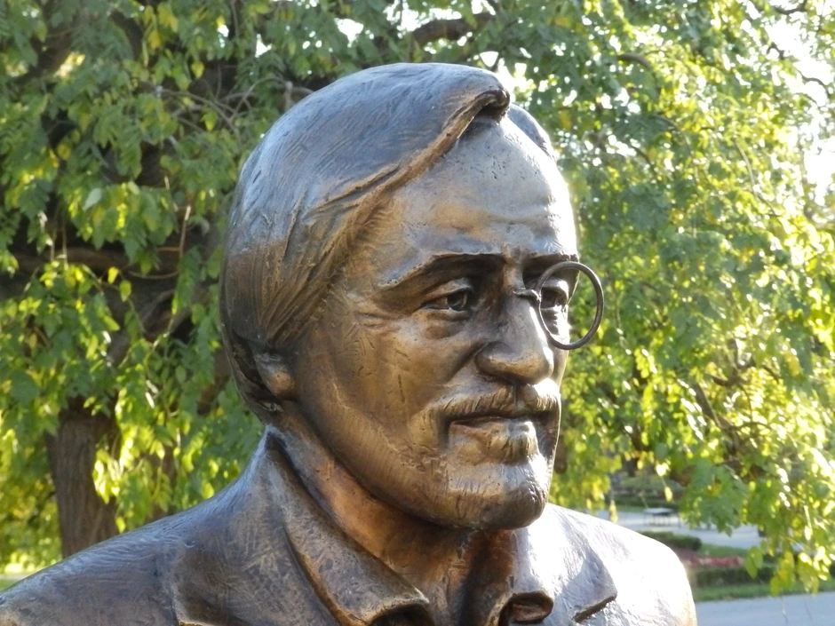 Polomljene naočare na statui Gage Nikolića