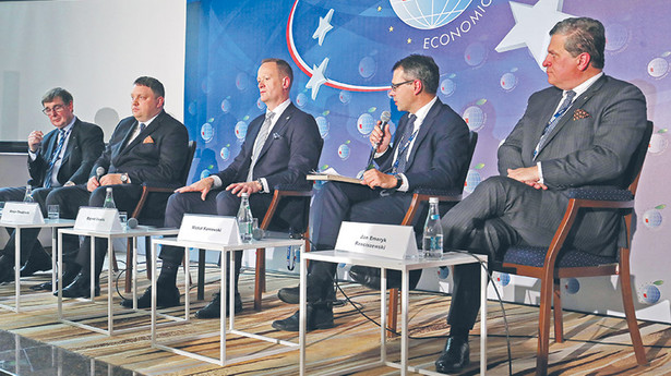 uczestnicy: Krzysztof Mamiński, prezes PKP SA, Marcin Chludziński, prezes KGHM, Olgierd Cieślik, prezes Totalizatora Sportowego, Michał Karnowski, dziennikarz (moderator), Jan Emeryk Rościszewski, prezes PKO BP