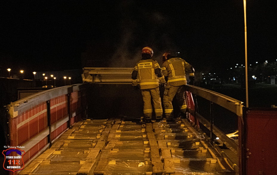 Pożar naczepy samochodu ciężarowego przy al. Piłsudskiego - 1.01.2023 - autor: 112tychy.pl