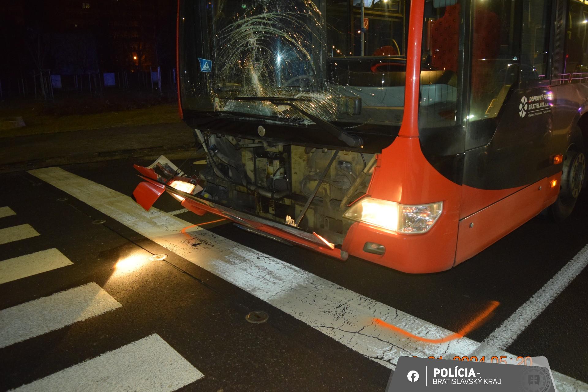 V Bratislave došlo k zrážke autobusu MHD s chodcom.