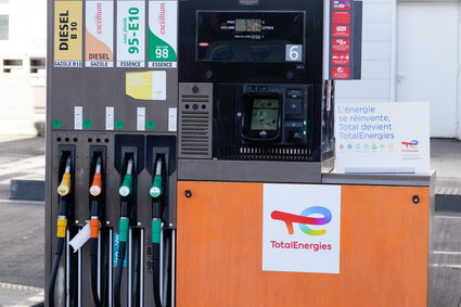 Francuski gigant TotalEnergies przestanie kupować ropę od Rosji