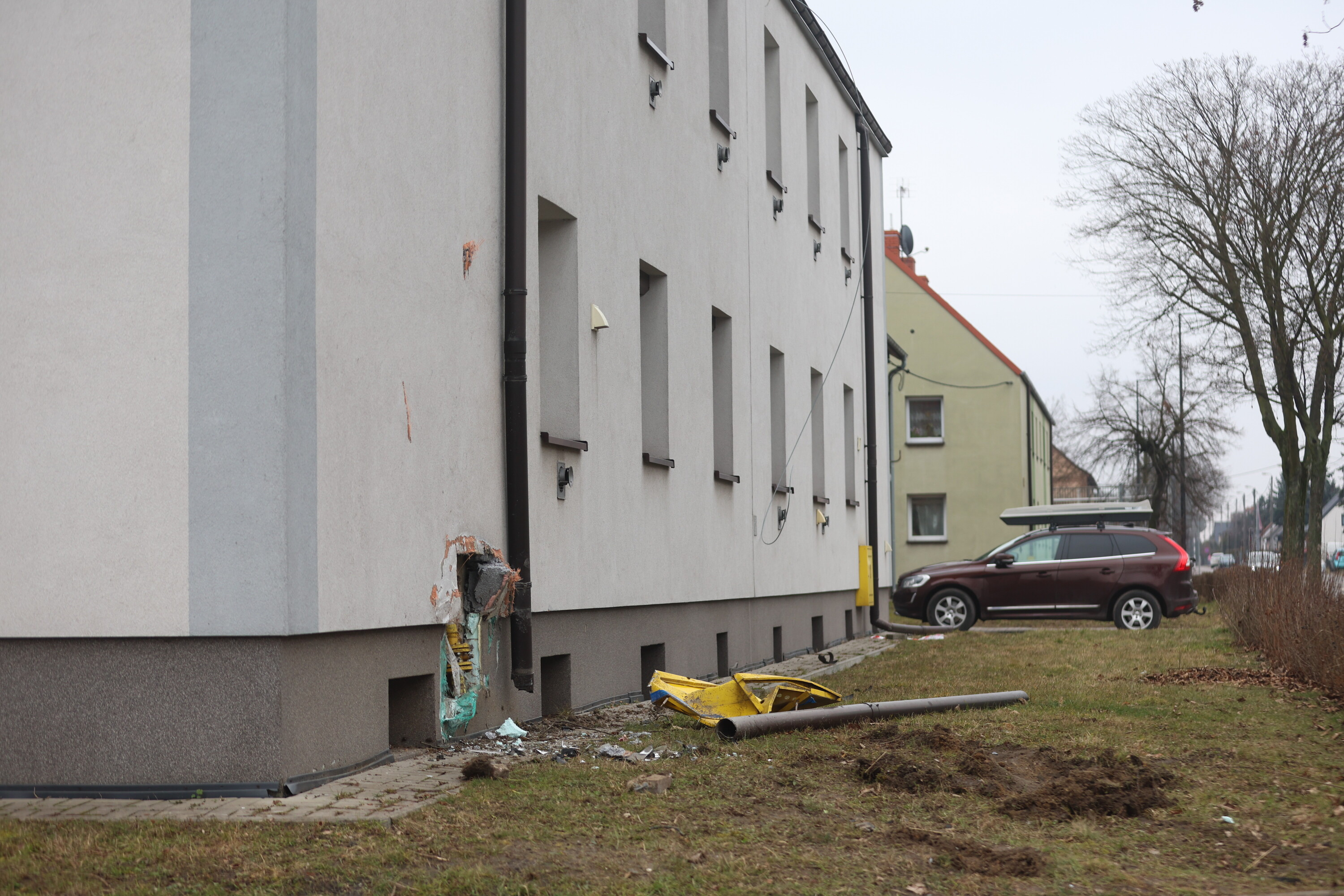 13 mieszkańców ewakuowanych po tym jak samochód uszkodził instalację gazową