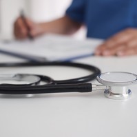 Milyen egészségügyi ellátást kaphat az, aki nem fizeti a tb-t 6 hónapja?