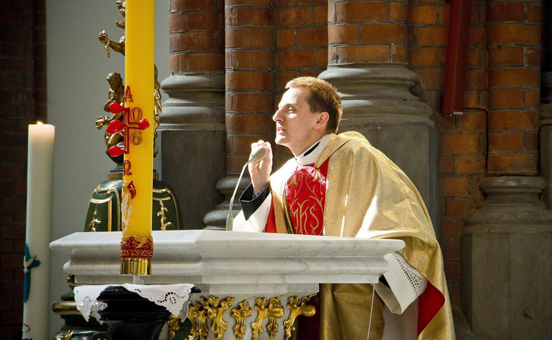 Ksiądz Jacek Międlar wygłasza kazanie w białostockim kościele