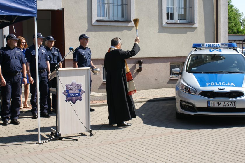 Absurd! Minister Zieliński przekazał używany radiowóz