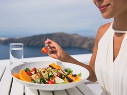 Kilka rzeczy, które warto jeść, by "od środka" przygotować skórę na opalanie