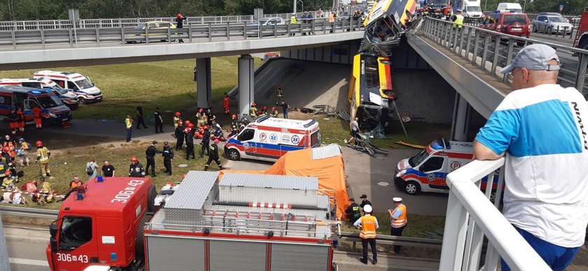 Autobus spadł z wiaduktu. Wiele osób rannych