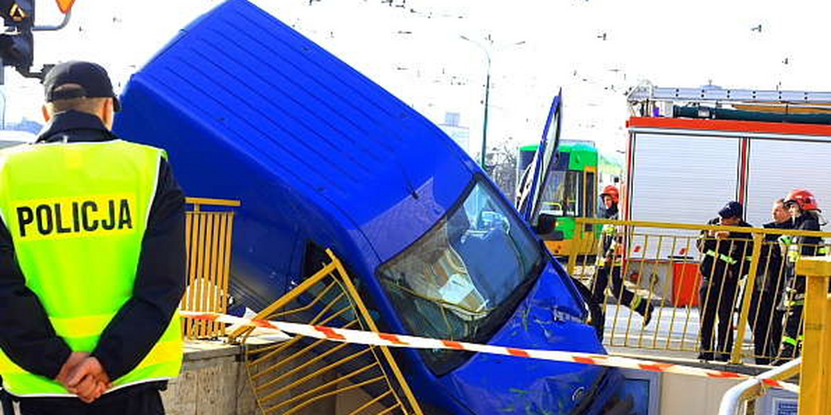 Auto zawisło nad podziemnym przejściem