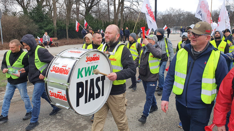 Przemarsz protestujących sprzed Kancelarii Premiera przed Sejm