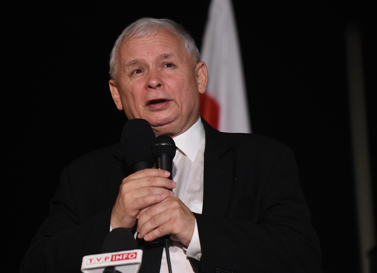 Wystąpienie prezesa PiS Jarosława Kaczyńskiego przed Pałacem Prezydenckim