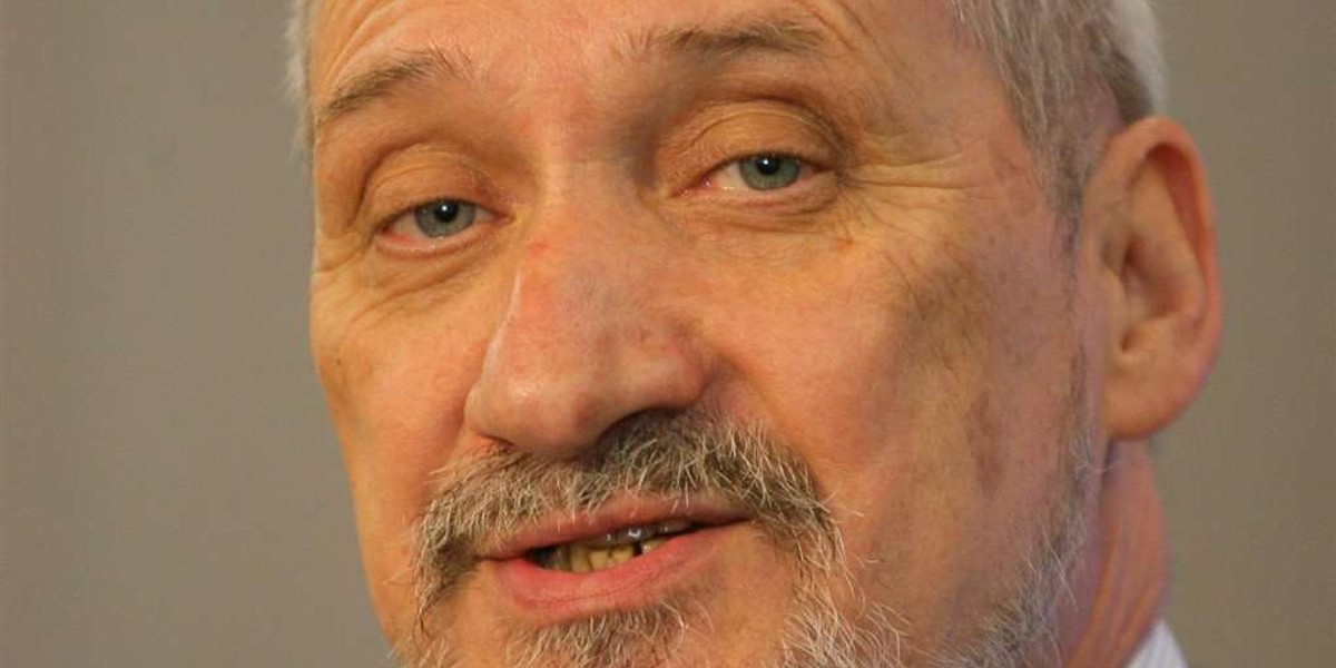 Macierewicz zawiadomił prokuraturę. Boi się zadymy przed krzyżem