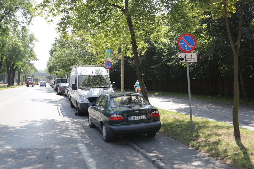 Kierowcy nielegalnie parkują na ul. Wróblewskiego